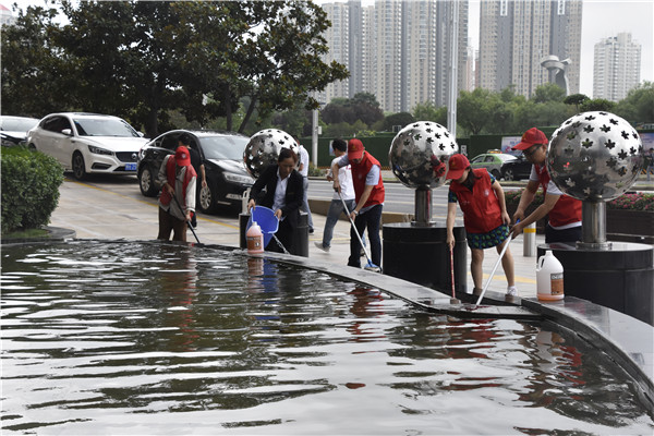 bet手机版官方网站-bet(中国)联合商务区社区开展“清洁家园 美化社区”       主题志愿服务活动