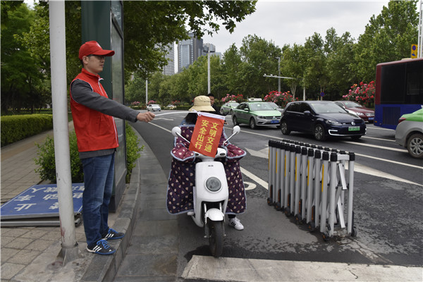 开展文明交通活动   助力文明城市建设——bet手机版官方网站-bet(中国)积极开展“文明交通”志愿服务活动